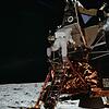 Der zweite Mann auf dem Mond: Astronaut Edwin Aldrin klettert aus der Mondlandeführe &bdquo;Eagle&ldquo;. Dabei wird er von Commander ...