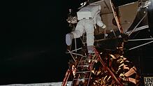 Der zweite Mann auf dem Mond: Astronaut Edwin Aldrin klettert aus der Mondlandeführe &bdquo;Eagle&ldquo;. Dabei wird er von Commander ...