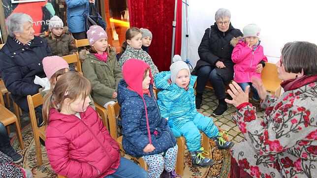 Mit dem Märchen von Frau Holle verzauberte Elvira Mießner (rechts) die kleinen Zuhörer im neuen Märchenzelt. Ihre empathische ...