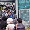 Hunderte von Menschen standen stundenlang in der Schlange, um sich bei der Impfaktion eine der begehrten Spritzen setzen zu lassen.