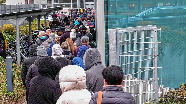 Hunderte von Menschen standen stundenlang in der Schlange, um sich bei der Impfaktion eine der begehrten Spritzen setzen zu lassen.