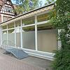 Der ehemalige Fruchtgummiladen wird jetzt notgedrungen zum Klassenzimmer umfunktioniert.