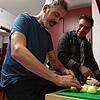 Carlos Goeschel (links) und Omar Idbelkhir beim Kochen im Jugendcafé. Die beiden Jugendbetreuer sind in diesem Fall nur Küchengehilfen, ...
