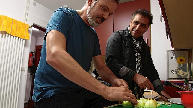 Carlos Goeschel (links) und Omar Idbelkhir beim Kochen im Jugendcafé. Die beiden Jugendbetreuer sind in diesem Fall nur Küchengehilfen, ...