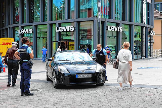 Ein Auto in der Fußgängerzone: Die KOD-Mitarbeiter weisen den richtigen Weg.