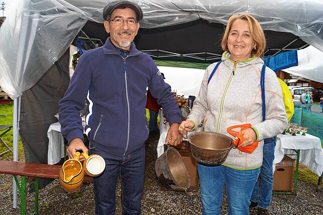 Scurato Rosario und seine Ehefrau Angelika haben Steinkrüge und gusseiserne Pfannen erstanden.