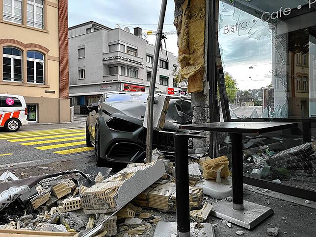 Das Fahrzeug prallte gegen einen tragenden Pfeiler.