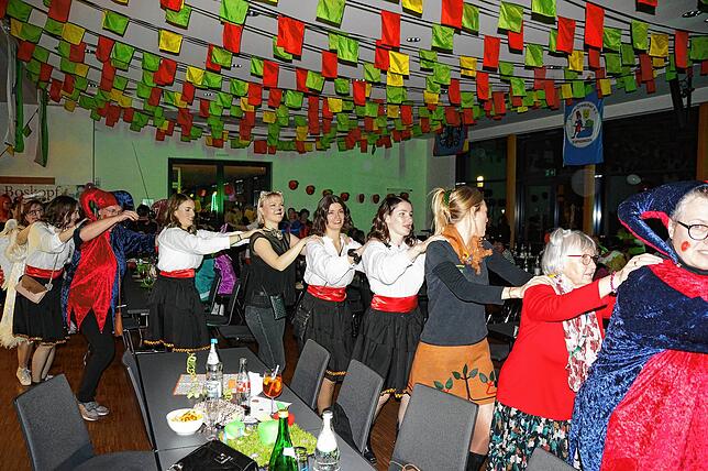 Bild 7: Bilder der &bdquo;Wieberfasnet&ldquo; des Narrenvereins Bosköpfe im Seeum