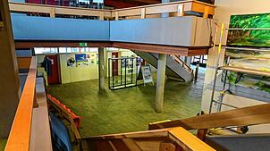 Blick ins Rathausinnere. Die hölzernen Handläufe werden als erhaltenswert eingestuft und werden wieder verwendet.