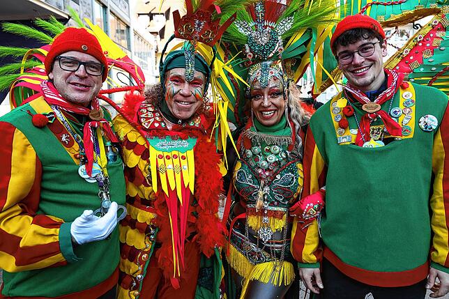 Ein Froschenmusiker oder doch brasilianische Hansele? Tobias und Yannik Franz (links und rechts) haben sich farblich mit Thomas Reiser ...