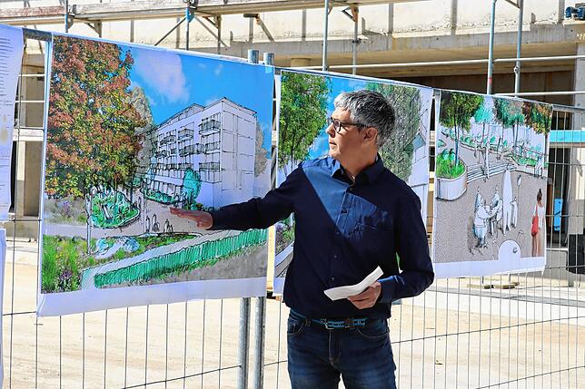 Noch hängen die Pläne für den Quartiersplatz am Scheffelareal nur am Bauzaun. Michael Schneider, Leiter der Abteilung Grün und Gewässer, ...