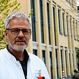 Wolff Voltmer, Chefarzt der Klinik für Orthopädie und Unfallchirurgie mit Schwerpunkt Fußchirurgie, ist überzeugt: Der Engel werte das ...