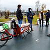 Die Aktivisten von Fridays for Future  waren am Donnerstag auch vorm  Bodenseeforum. Hier sprechen Frida  Mühlhoff und Jannis Krüßmann ...