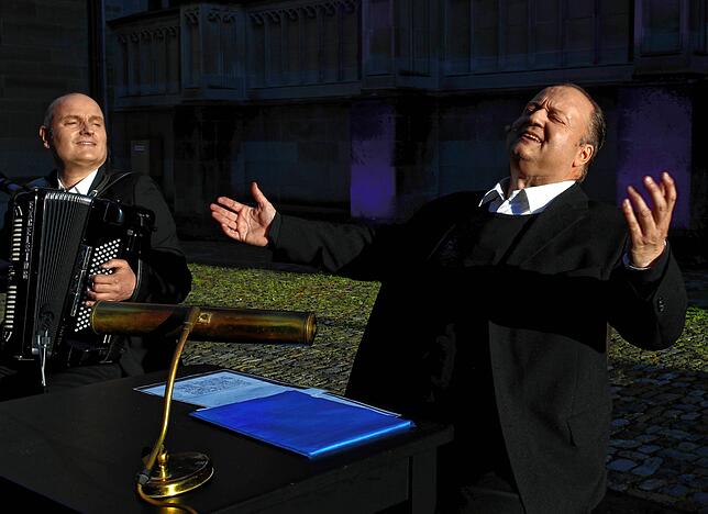 Rudolf Hartmann (links) und Odo Jergitsch (rechts) lassen die Zuschauer alles vergessen und entführen sie musikalisch und literarisch in ...