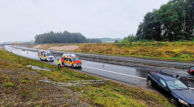 Auf der B 31-neu hinter dem Waggershauser Tunnel in Richtung Immenstaad stand das Auto neben der Fahrbahn. Gut auf dem Bild zu ...
