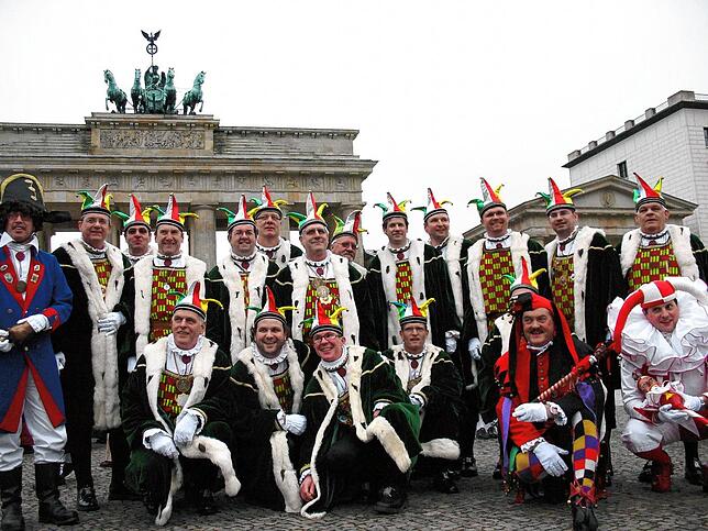 Das Stockacher Narrengericht bei seinem letzten Besuch in Berlin vor dem Brandenburger Tor. 2023 soll wieder eine Außensitzung in der ...