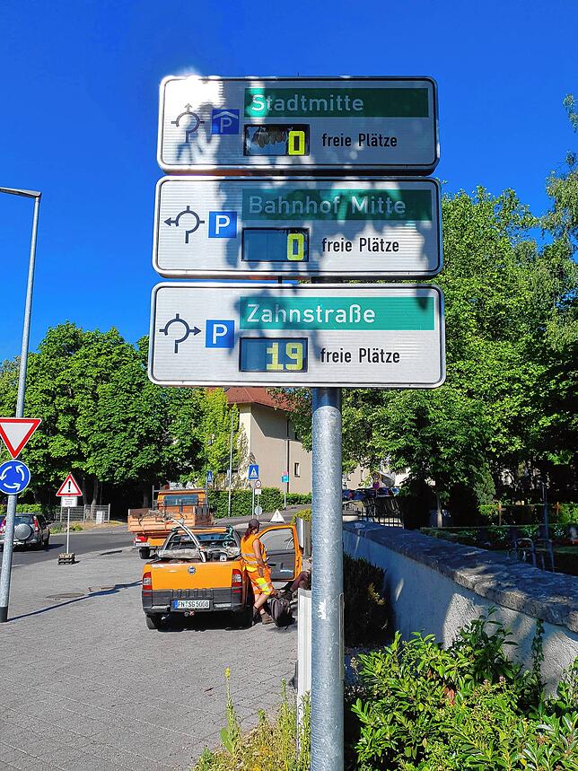 Erst, wenn man schon kurz vor dem Parkhaus Mitte steht, erfahren die Autofahrer, dass das Parkhaus voll, beziehungsweise geschlossen ...