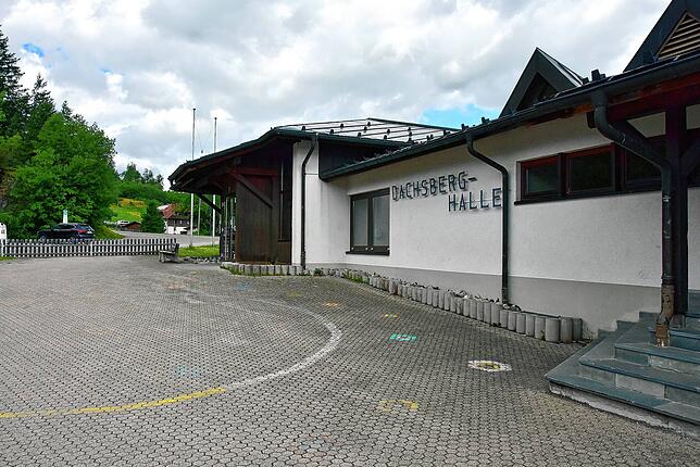 Die Dachsberghalle ist Sport- und Veranstaltungshalle und Ausgangspunkt für den Baumlehrpfad.
