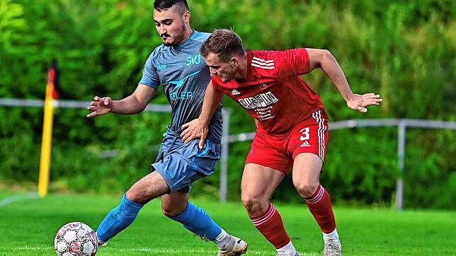 Matchwinner: Hassan Nassereddine (links auf dem Archivbild gegen Leon Dickau vom VfR Bad Bellingen) erzielte beide Tore zum 2:1-Sieg des ...