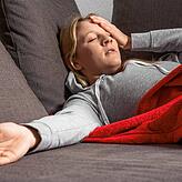 Fatigue gehört neben Luftnot und kognitiven Störungen zu den häufigsten Symptomen von Long Covid und Post Covid.