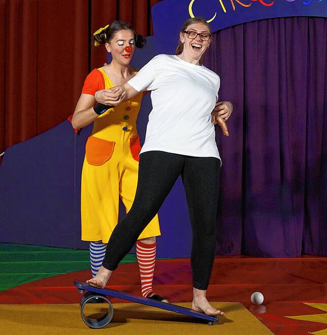 Natalie (rechts) macht das Balancieren auf einem wippenden Brett viel Spaß.