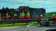 Ein Mülllaster brennt am Montagnachmittag, 15. Juli, auf der A81 zwischen Geisingen und Engen. Jetzt stehen in diesem Bereich ...