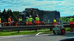 Ein Mülllaster brennt am Montagnachmittag, 15. Juli, auf der A81 zwischen Geisingen und Engen. Jetzt stehen in diesem Bereich ...
