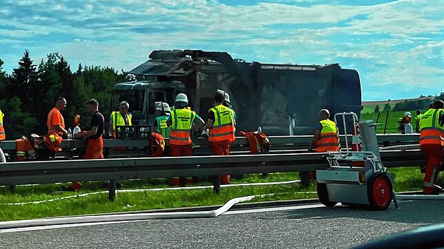 Ein Mülllaster brennt am Montagnachmittag, 15. Juli, auf der A81 zwischen Geisingen und Engen. Jetzt stehen in diesem Bereich ...