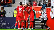 Freiburg gewinnt gegen Augsburg. Freiburgers Christian Günter (2.v.r) feiert mit Teamkollegen sein Tor zum 3:0.