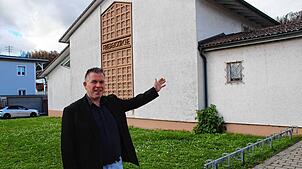 Pfarrer David Brunner leitet seit 2015 die evangelische Kirchengemeinde Wutachtal. Hier zeigt er auf die in die Jahre gekommene ...
