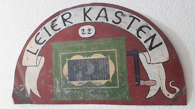 2019: Das Leierkasten-Schild ist von einem wagemutigen Radolfzell gerettet worden. Es erinnert in einem Haus an alte, junge, wilde ...