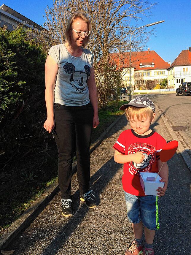 Tim und seine Mutter holen das Ostergeschenk im Kindergarten ab.