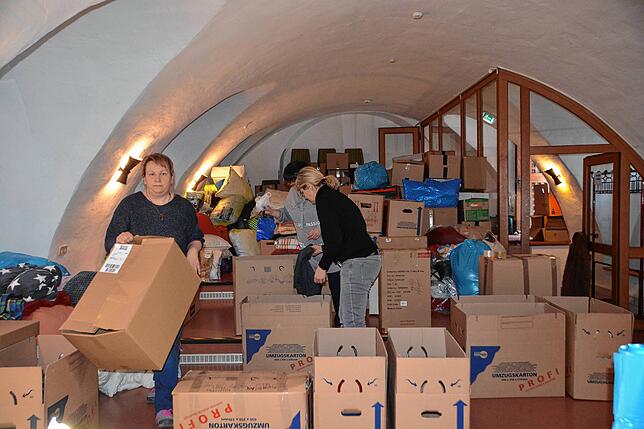 Im großen Klosterkeller stapeln sich die Kartons mit Sachspenden der Bürger.
