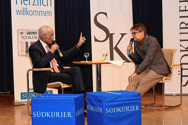 Bürgermeisterkandidat Fritz Link (links) stellt sich auf dem Podium im Königsfelder Haus des Gastes den Fragen von Redaktionsleiter ...