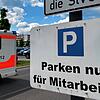 Bislang hält eine Schranke unerwünschte Besucher vom Mitarbeiterparkplatz des Klinikums fern.