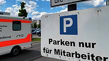 Bislang hält eine Schranke unerwünschte Besucher vom Mitarbeiterparkplatz des Klinikums fern.