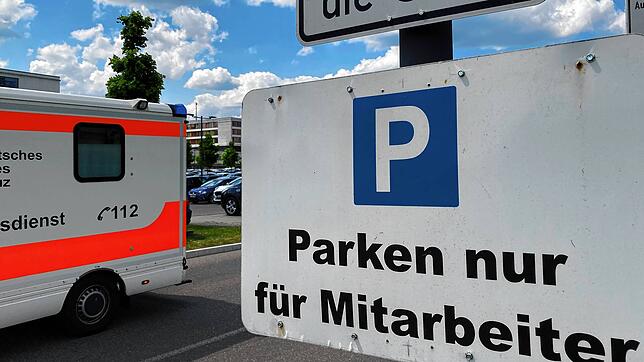 Bislang hält eine Schranke unerwünschte Besucher vom Mitarbeiterparkplatz des Klinikums fern.