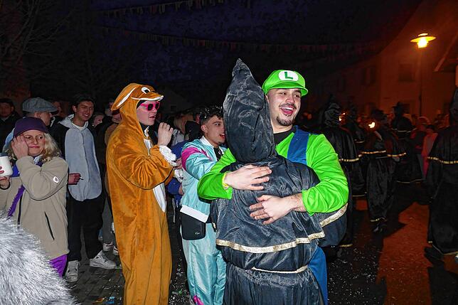 Bild 21: In Pfohren sind die Narren los. Burghexen locken mit Hexen-Teufel-Warzen-Spektakel die Besucher an.