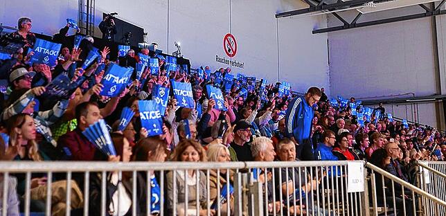 Rund 1000 Zuschauer haben in der Spacetech-Arena des VfB Friedrichshafen Platz.