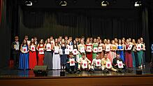 Die Abiturienten der St.-Ursula-Schulen Villingen freuen sich, ihr Reifezeugnis in Hände halten zu können. Foto: Amélie Schaumann