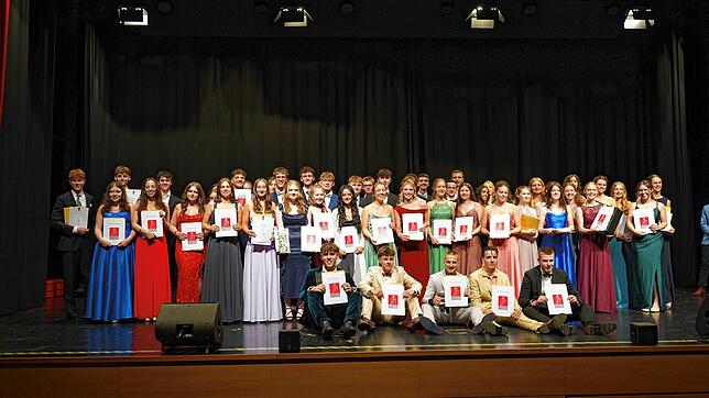 Die Abiturienten der St.-Ursula-Schulen Villingen freuen sich, ihr Reifezeugnis in Hände halten zu können. Foto: Amélie Schaumann