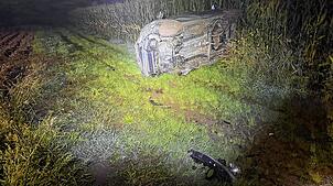 Tödlicher Unfall im Kanton Aargau: Ein Auto kommt am späten Samstagabend außerhalb von Endingen von der Straße ab und überschlägt sich. ...