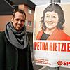 Hannes Ehlerding unterstützt SPD-Kandidatin Petra Rietzler.