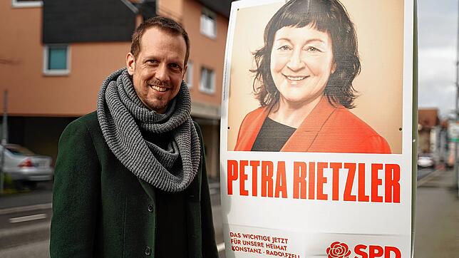Hannes Ehlerding unterstützt SPD-Kandidatin Petra Rietzler.