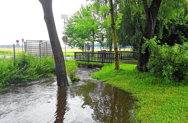 Durch den Starkregen schwoll der Kehlbach im Seepark entlang des Planetenwegs an und trat teilweise über das Ufer. Bild: Stadtwerke ...
