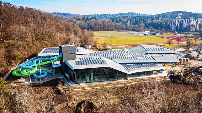 Das neue Schwaketenbad aus der Luft: Bis zur Eröffnung am 1. April 2022 sind es nur noch wenige Wochen.