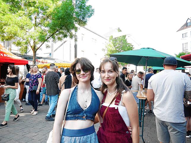Frieda Kewitsch (links) und Emilie Pfeiffer schätzen das breite Angebot auf dem Stadtfest.