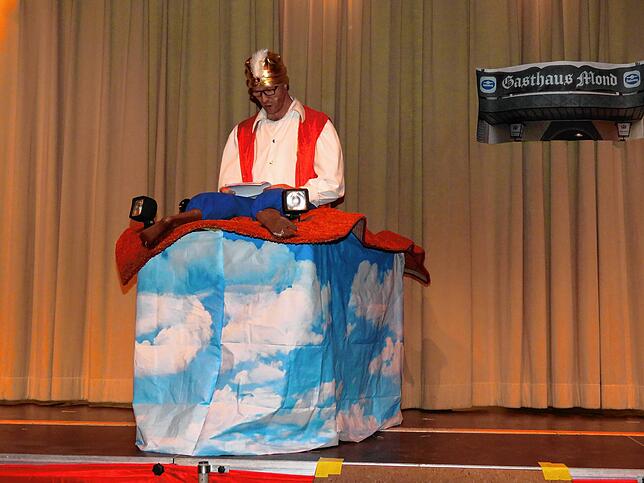 Aladin mit dem fliegenden Teppich alias Zunftmeister Christoph Moriz führt durch das Programm des Zunftabends