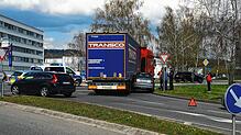 Ein Sattelzug hat einen Fiat eingeklemmt.