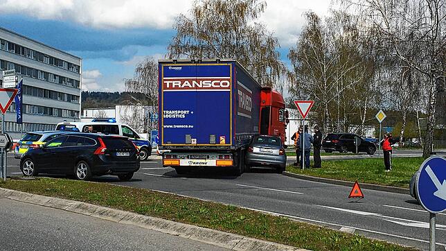 Ein Sattelzug hat einen Fiat eingeklemmt.